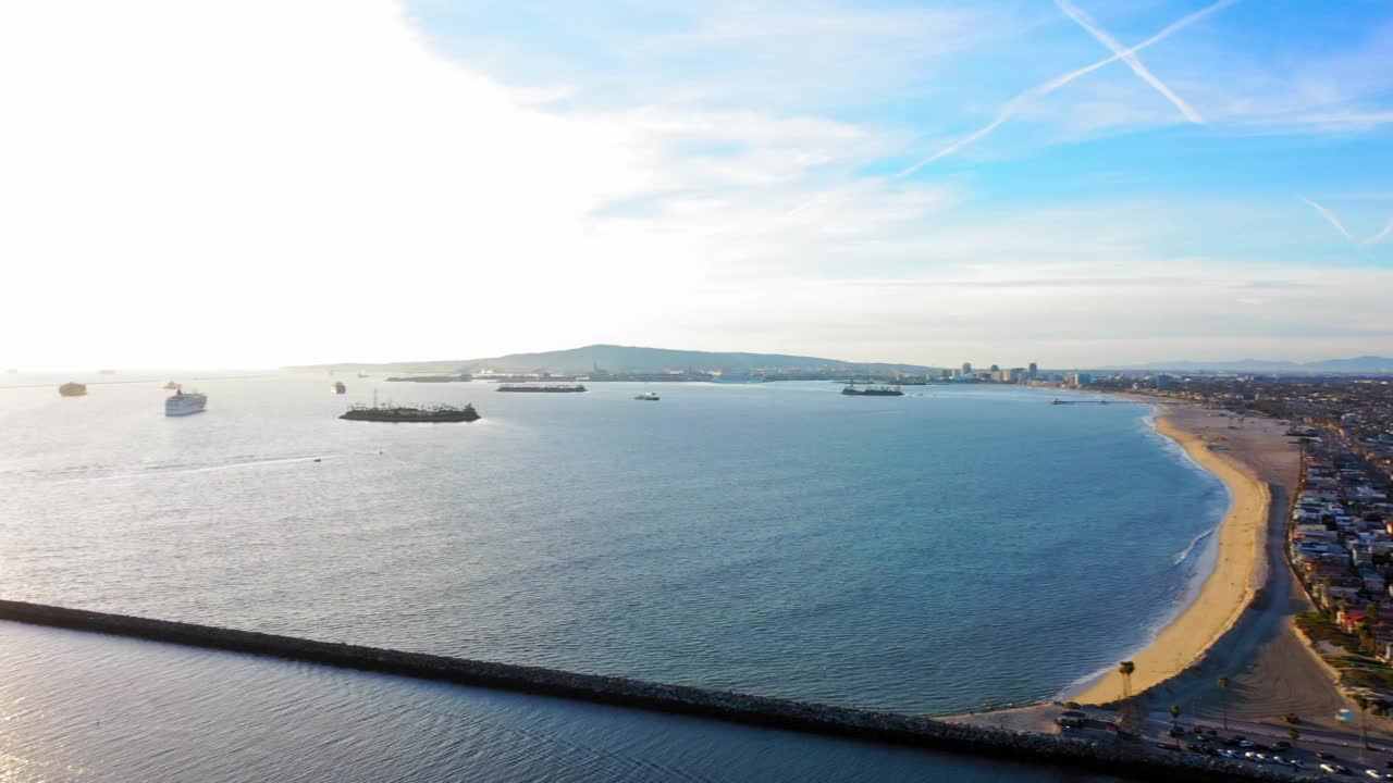 在加利福尼亚州一个阳光明媚的日子，晴朗的天空下海豹海滩的美丽景色视频素材