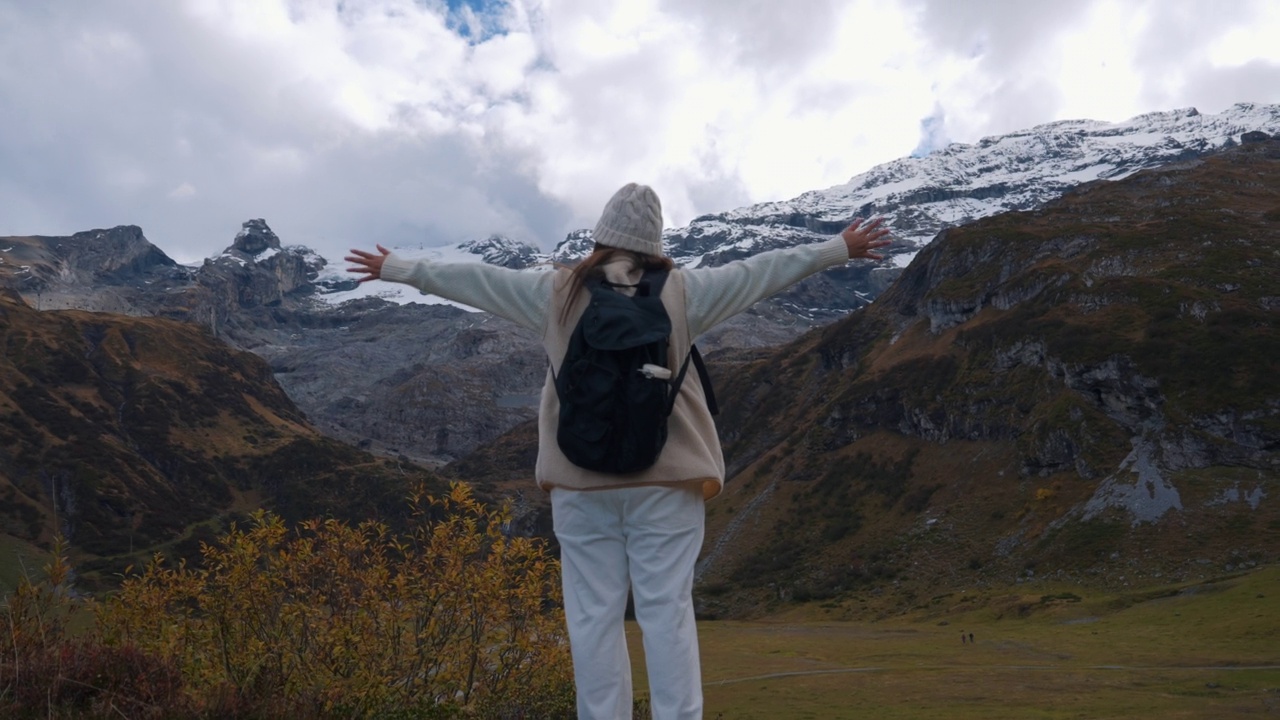 女人的手臂高举在山上视频素材