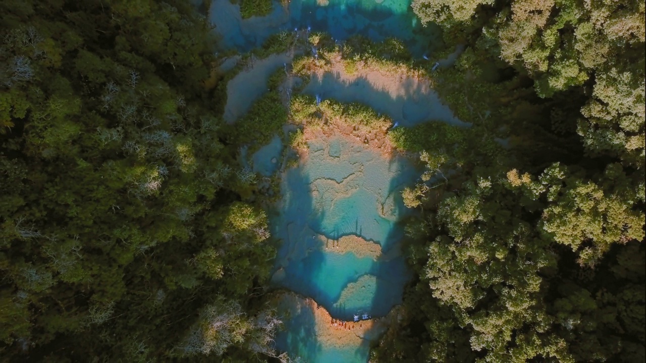 危地马拉Semuc Champey瀑布被树木包围的俯视图视频。视频素材