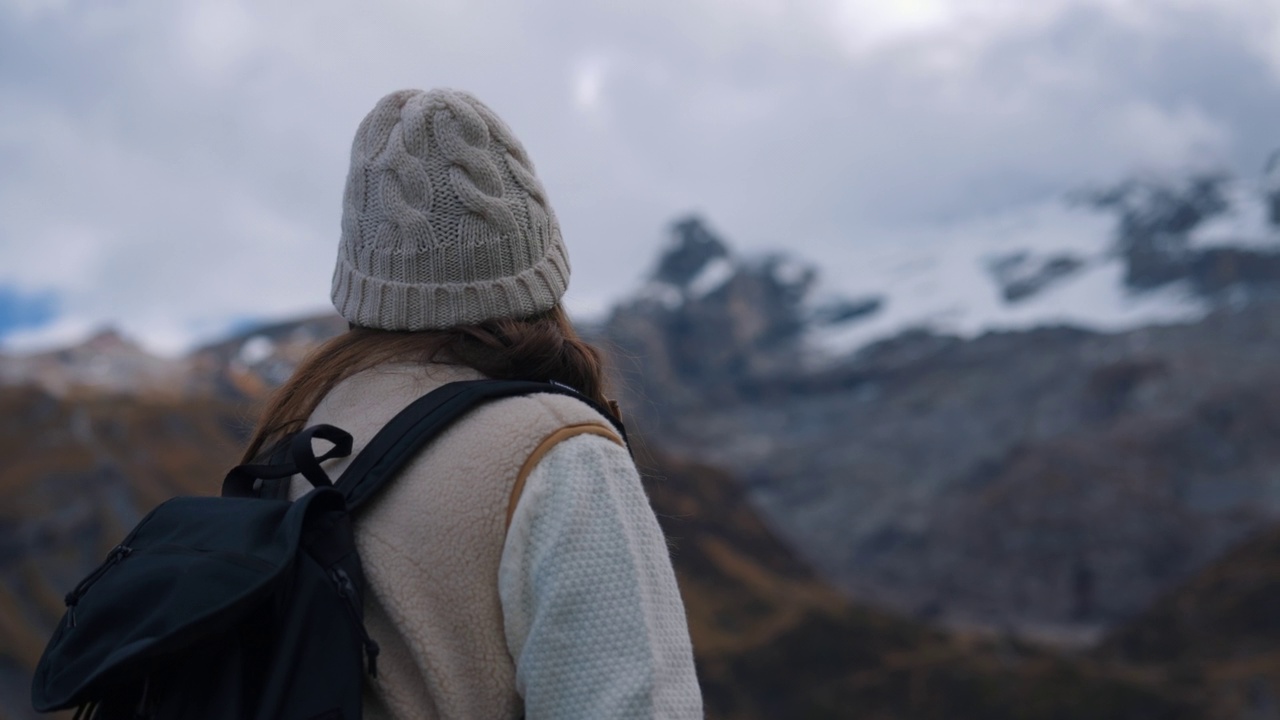 站在山上的女人视频素材