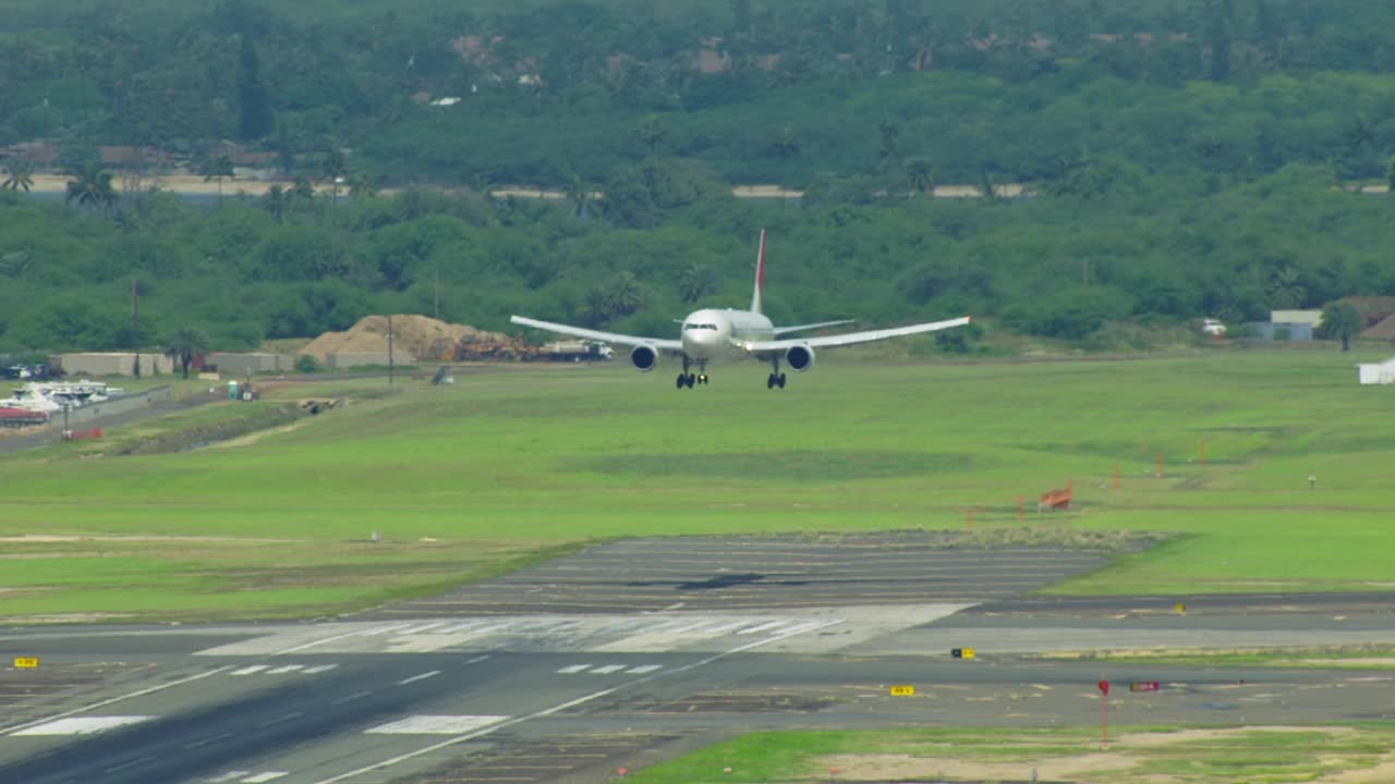 航空公司波音767在夏威夷檀香山着陆视频素材