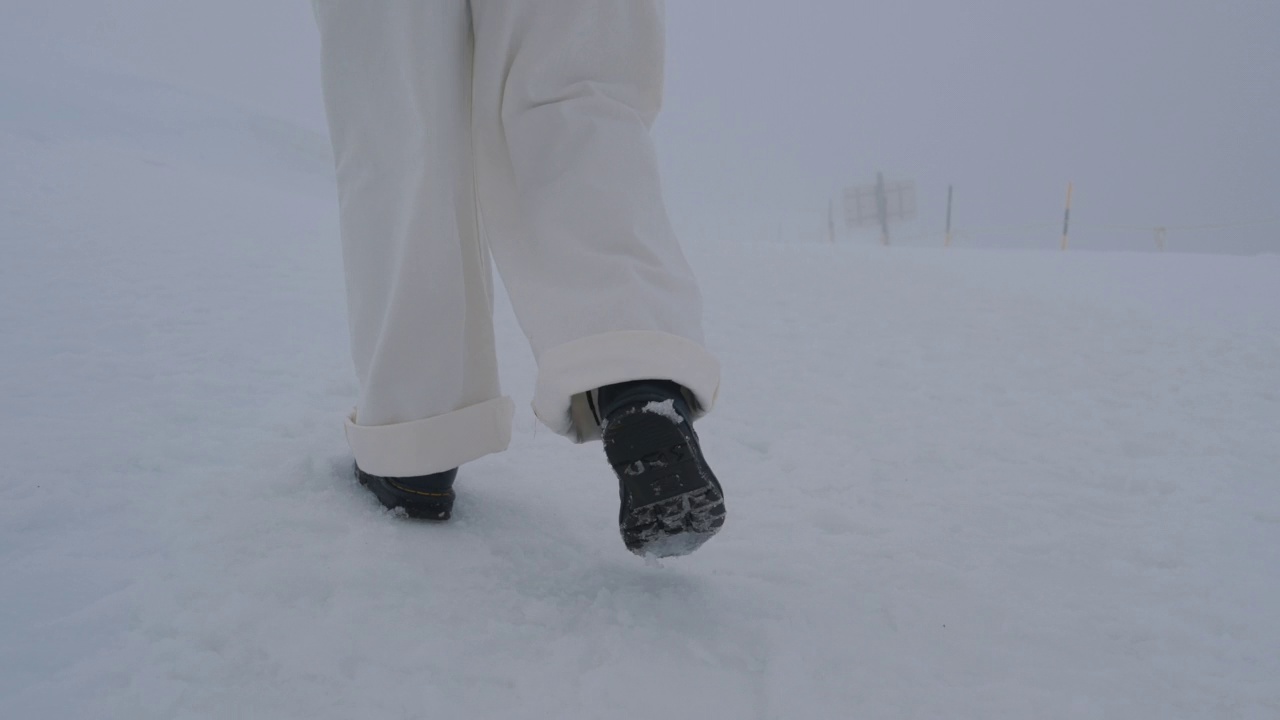 近距离在雪地上行走视频素材