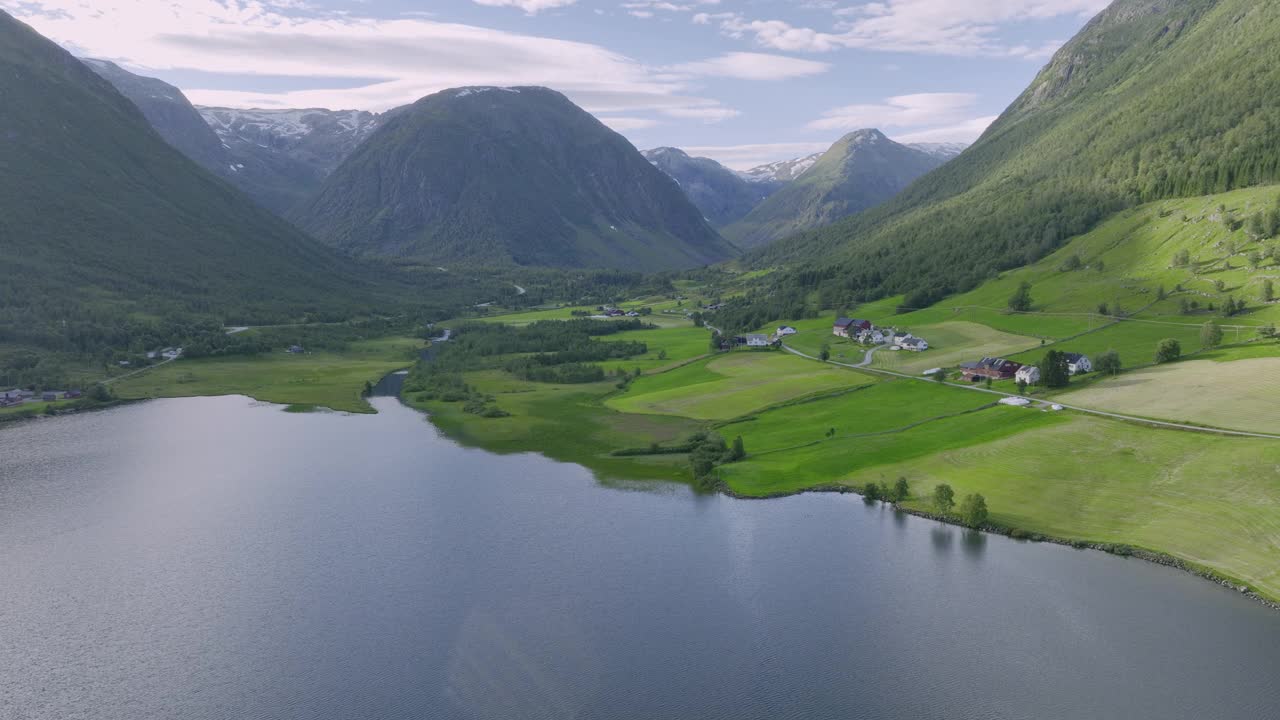 挪威湖的风景鸟瞰图视频素材