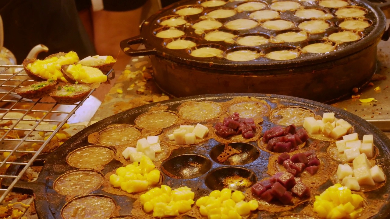 加配料的Khanom Krok。视频素材