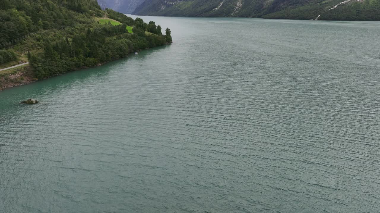 挪威湖的风景鸟瞰图视频素材