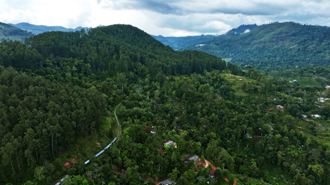 航拍的旅客列车在铁路上移动，通过森林地区在斯里兰卡视频素材