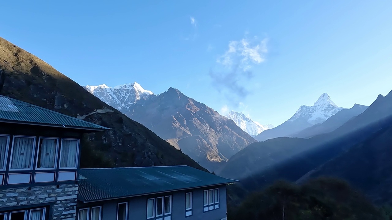 从尼泊尔索鲁昆布地区的小村庄Kyanjuma村(3550米)可以看到ama Dablam山和Thamserku山以及其他喜马拉雅山脉。视频素材