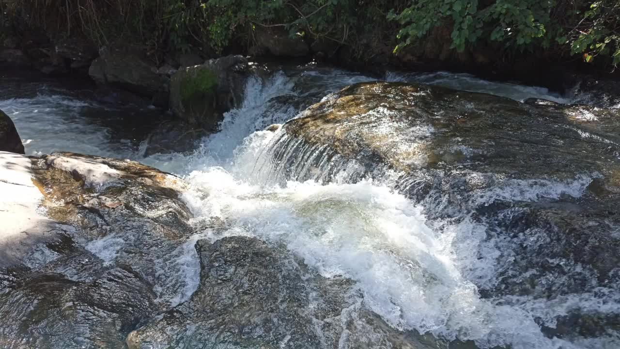 森林里的溪水小溪瀑布瀑布。宁静的自然景观视频素材