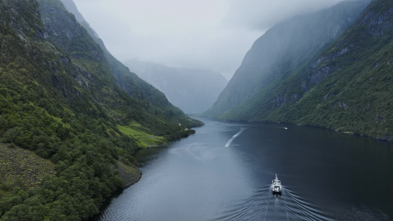 挪威峡湾上船只的风景鸟瞰图视频素材