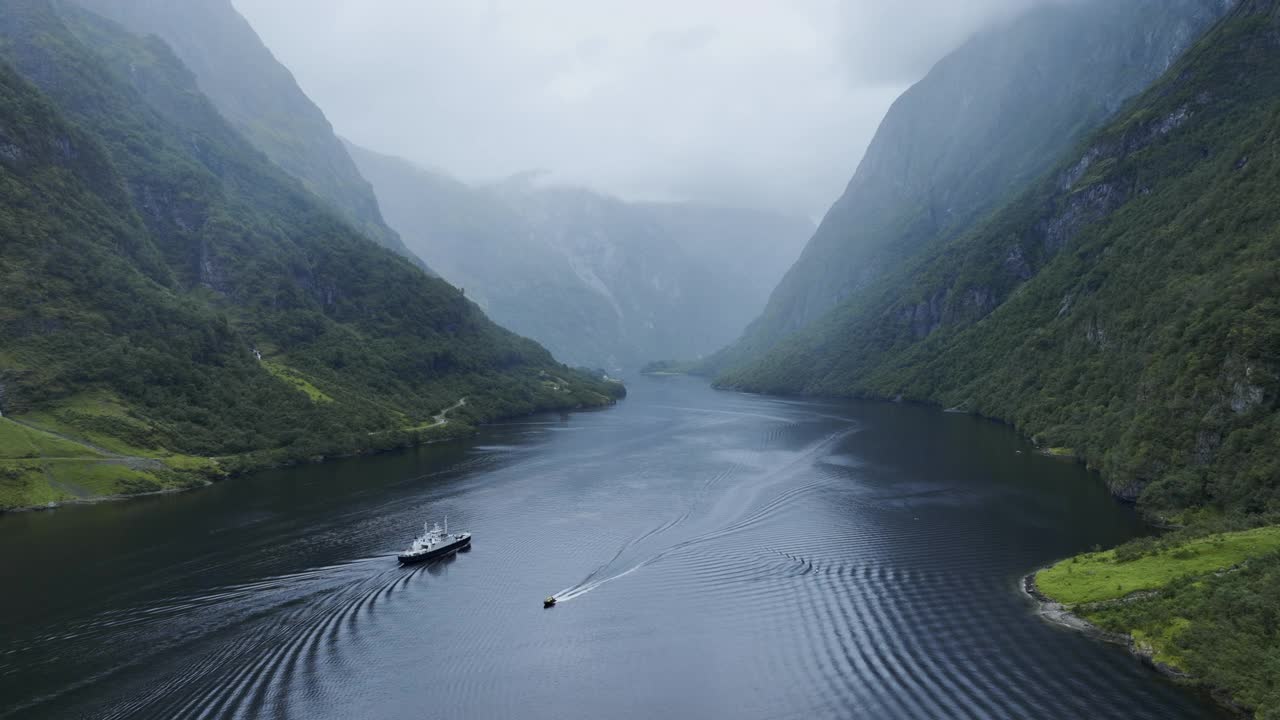 挪威峡湾上船只的风景鸟瞰图视频素材