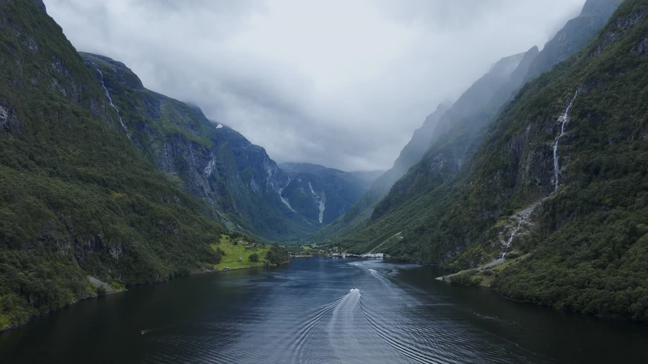 挪威峡湾上船只的风景鸟瞰图视频素材