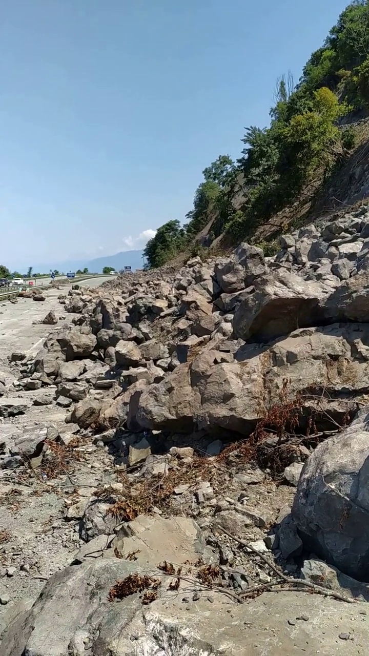 高速公路岩崩视频素材