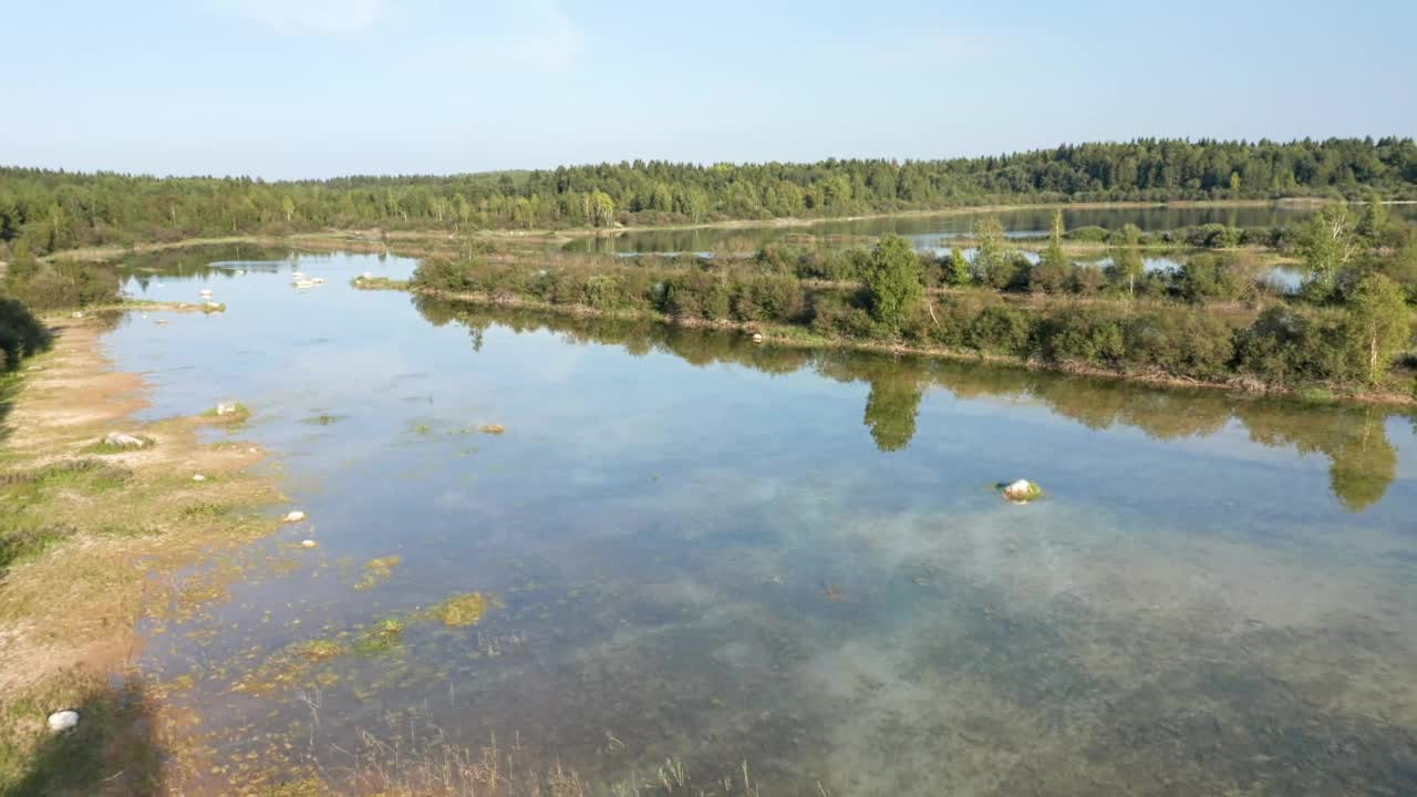 碧绿的湖水配上明亮的蓝水航拍全景低角度观景视频素材