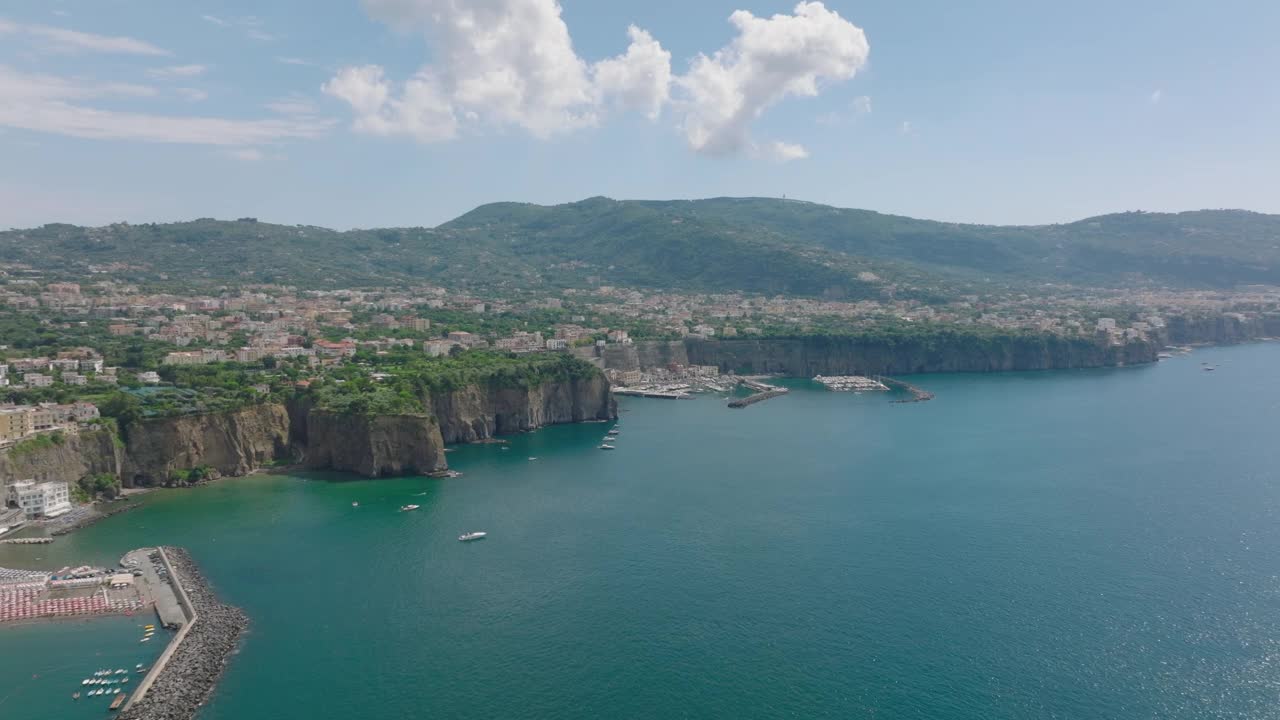 海岸的空中全景镜头。地中海旅游目的地，软木峭壁环绕海岸。意大利阿视频素材