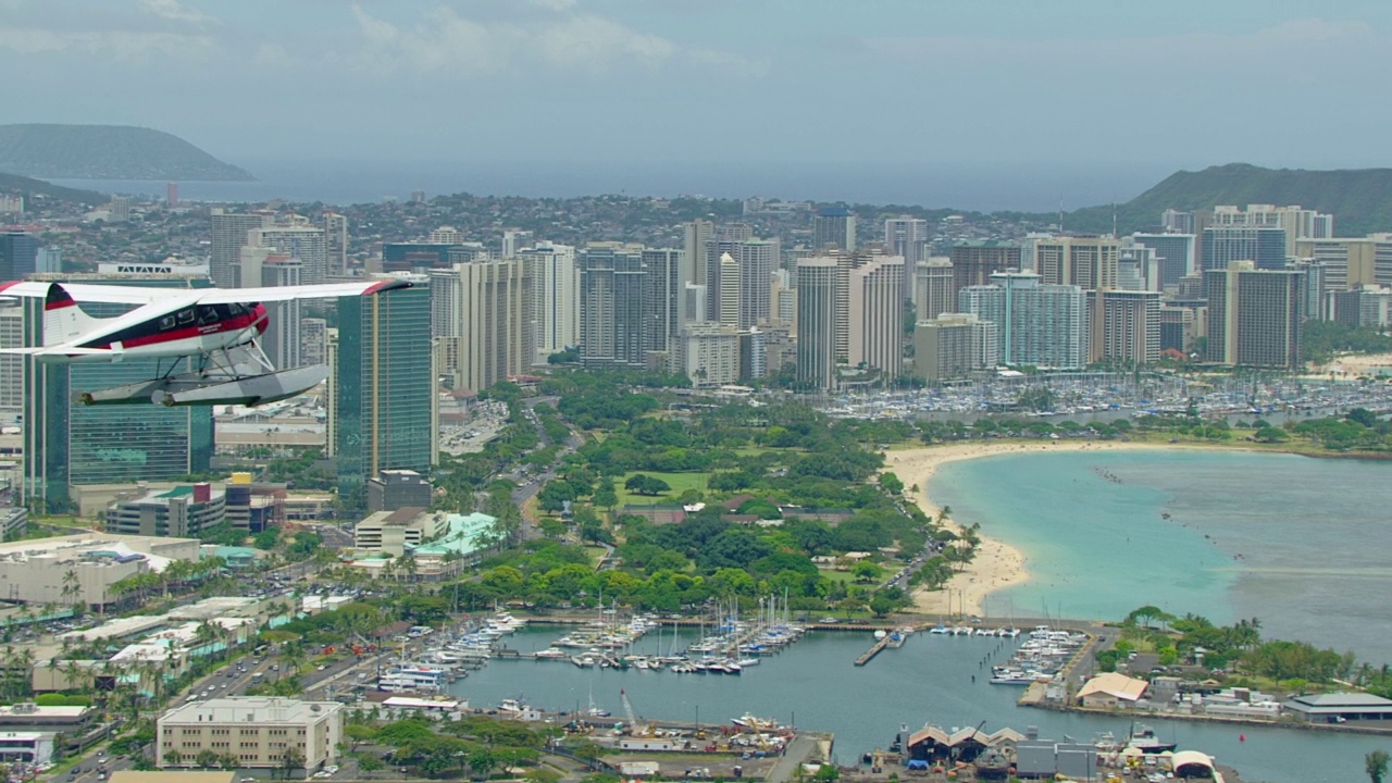 MS Aerial PAN TS De Havilland海狸水上飞机飞越檀香山/檀香山，夏威夷视频素材