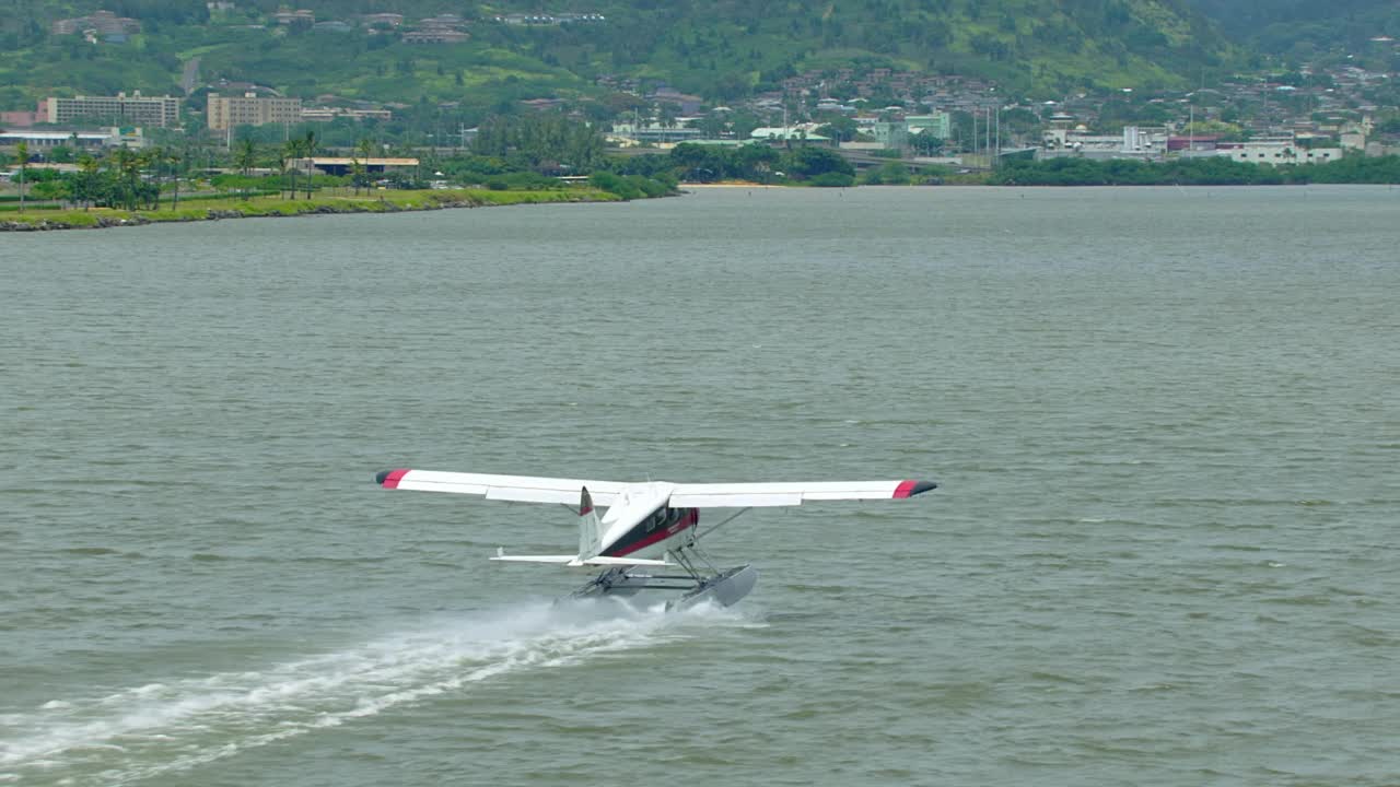 MS Aerial PAN TS De Havilland海狸水上飞机从马马拉湾/夏威夷檀香山起飞视频素材