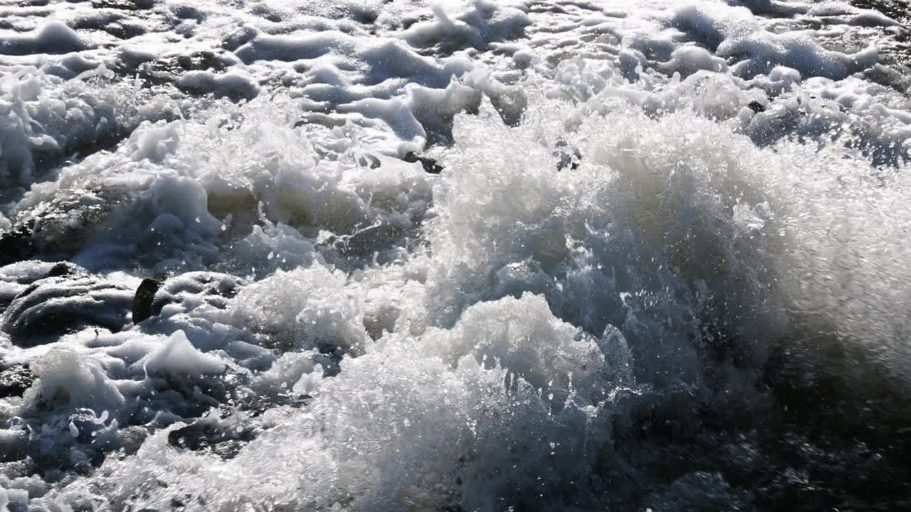 水从弗内斯码头的巴罗流出，流入英国坎布里亚郡的海岸盐沼。视频素材