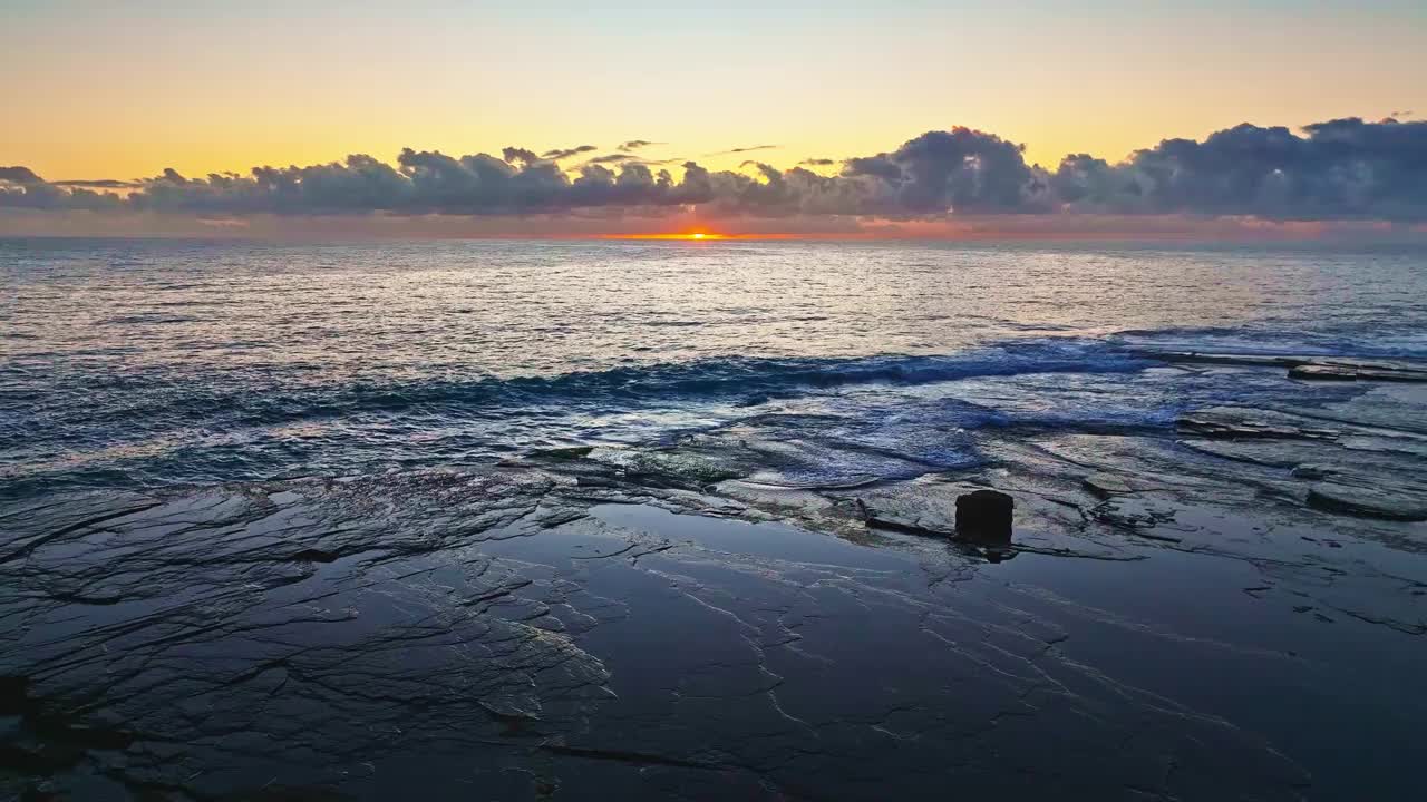 岩石湾的空中日出海景视频素材