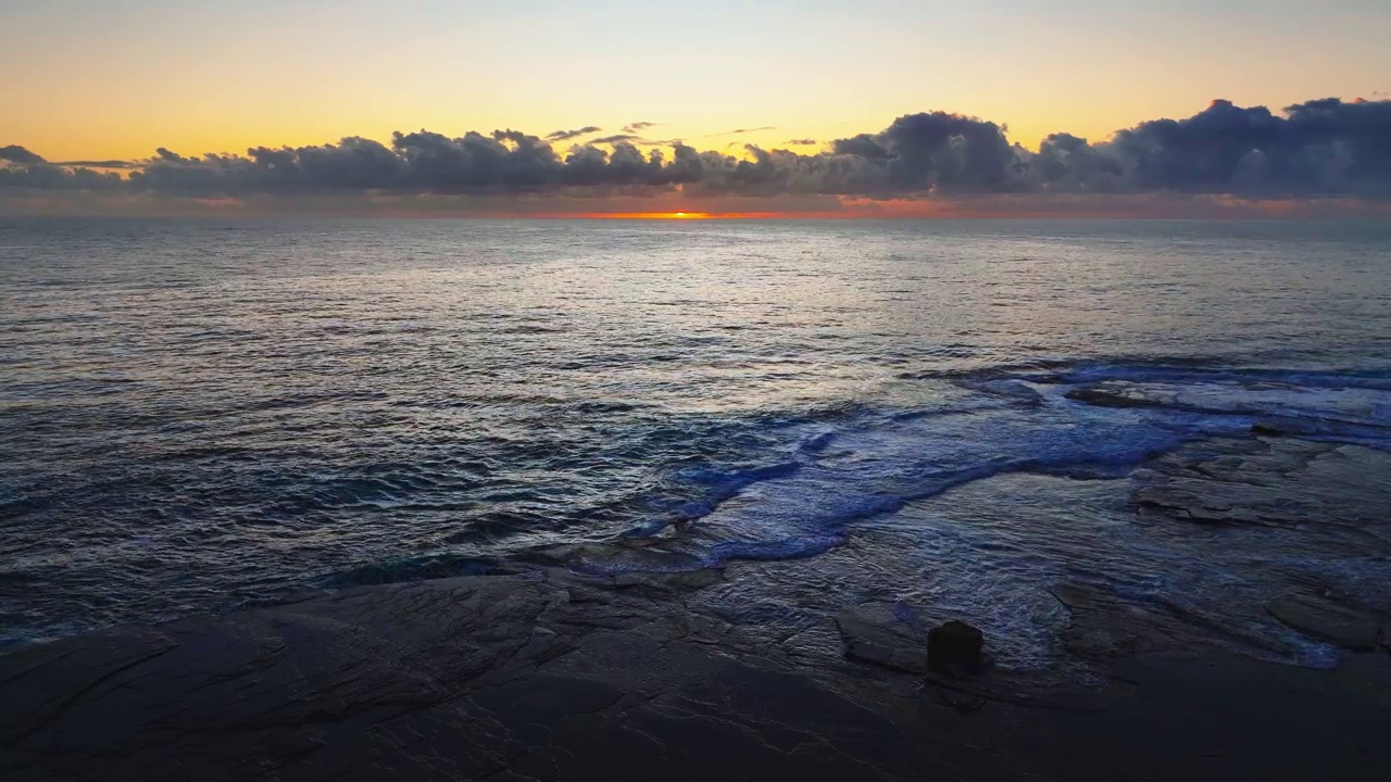 岩石湾的空中日出海景视频素材