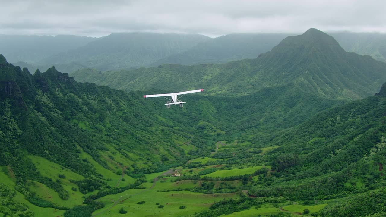 WS航拍TS德哈维兰海狸水上飞机飞越Kualoa牧场/ Kualoa，夏威夷视频素材