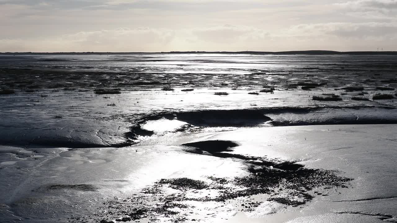 泥滩在海岸盐沼巴罗在弗内斯，坎布里亚，英国。视频素材