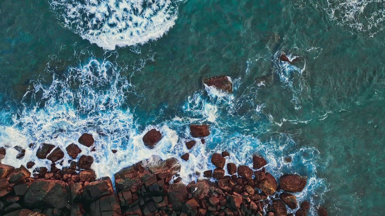 海浪拍打着岩石海岸的慢动作视频素材