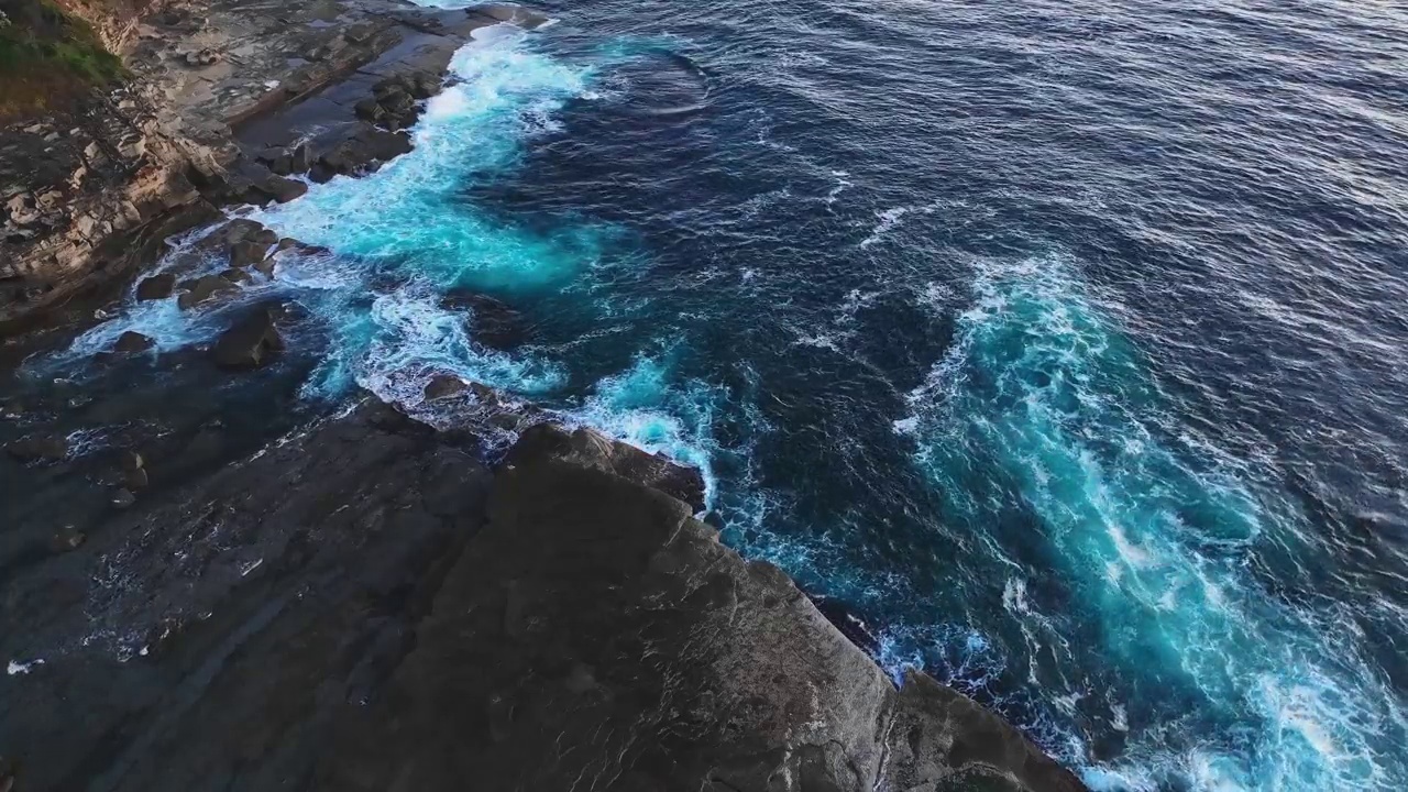 清晨从岩石平台上俯瞰大海视频素材