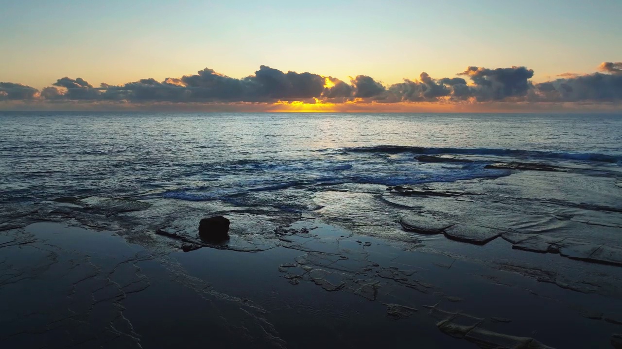 岩石湾的空中日出海景视频素材