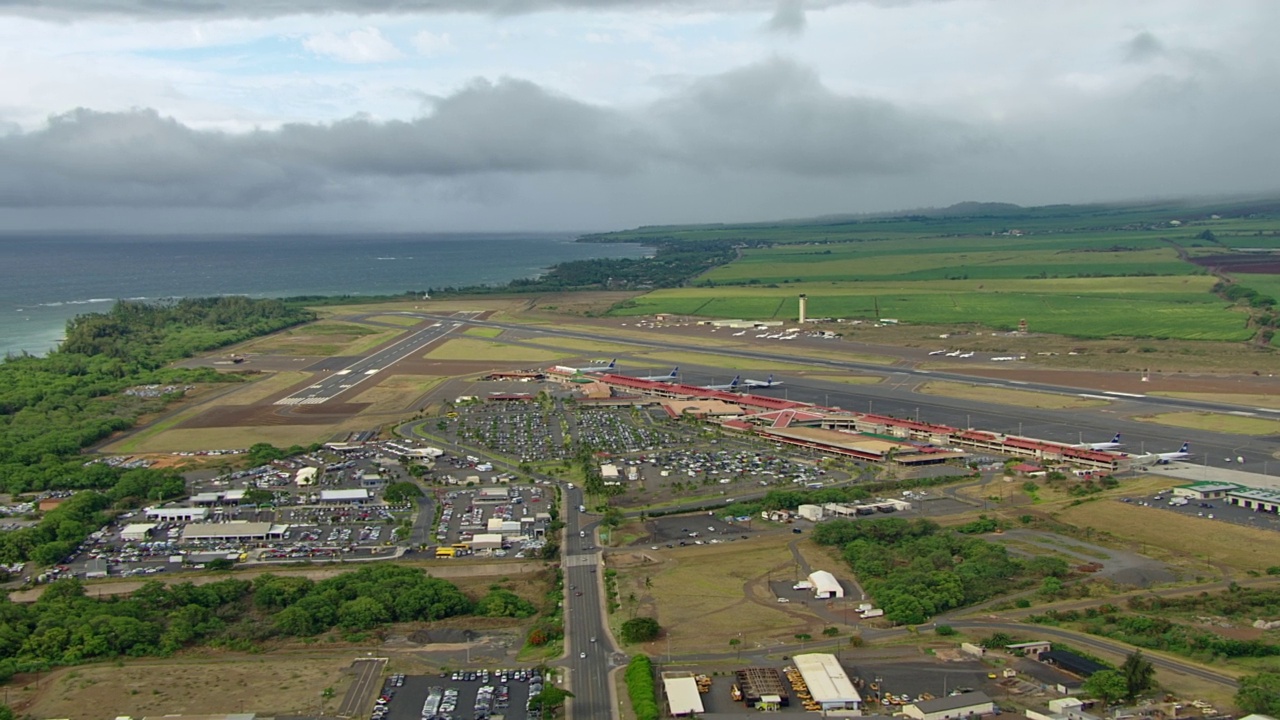 WS HA Aerial PAN TS Kahului机场(OGG) /夏威夷Kahului视频素材