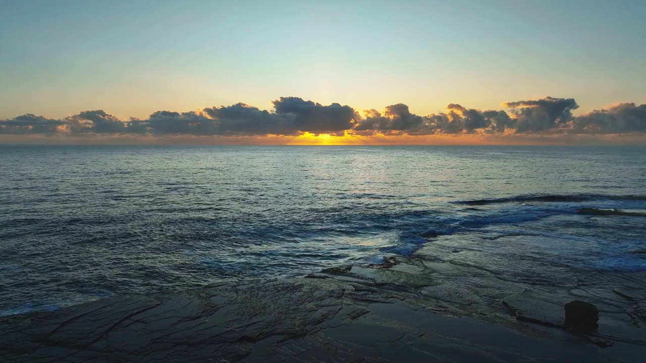 岩石湾的空中日出海景视频素材