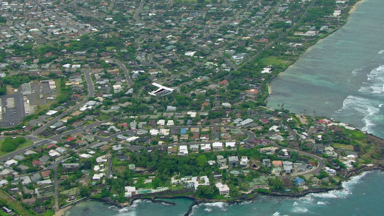 WS HA Aerial PAN TS De Havilland Beaver水上飞机飞越Waialae - Kahala /檀香山，夏威夷视频素材