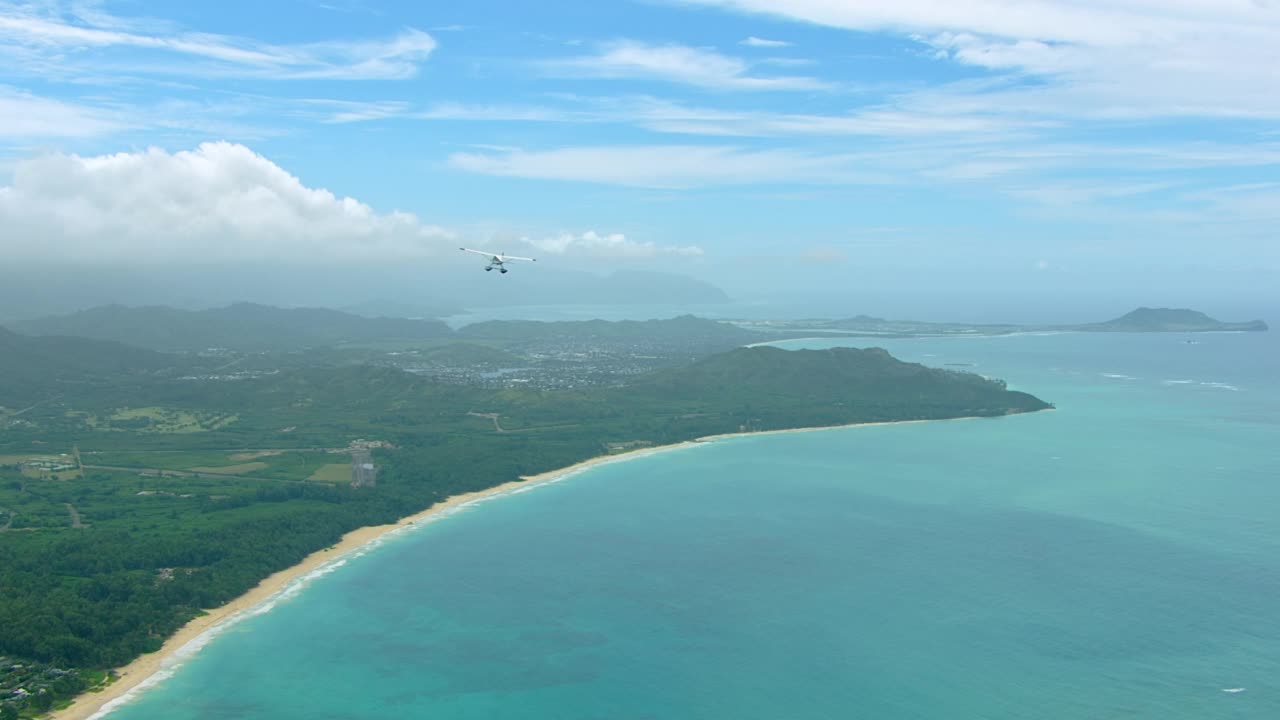 WS HA Aerial PAN TS De Havilland Beaver seaplane flying over Waimānalo / Waimānalo, Hawaii视频素材