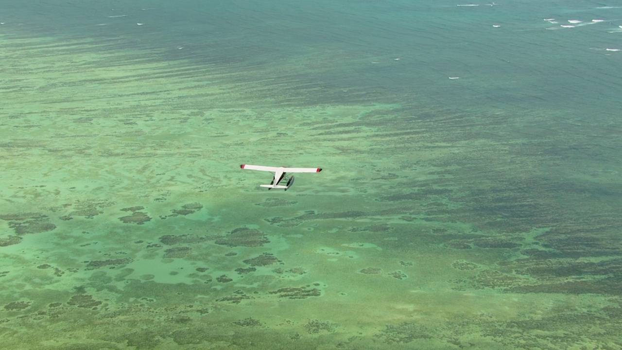 WS HA空中TS德哈维兰海狸水上飞机飞越卡内奥赫湾/卡内奥赫，夏威夷视频素材