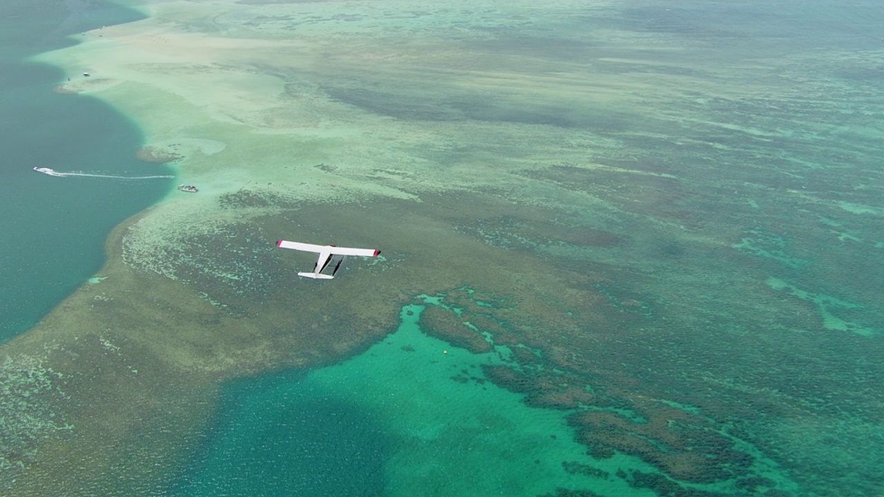 WS HA空中TS德哈维兰海狸水上飞机飞越卡内奥赫湾/卡内奥赫，夏威夷视频素材