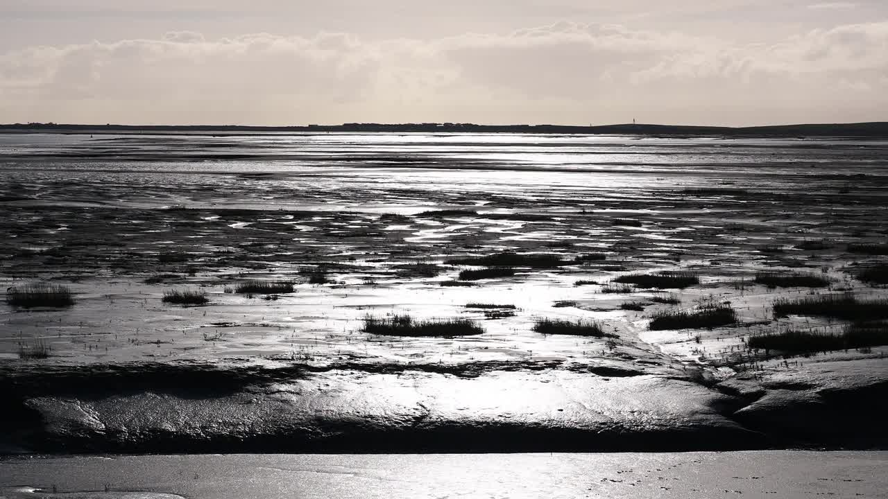 泥滩在海岸盐沼巴罗在弗内斯，坎布里亚，英国。视频素材