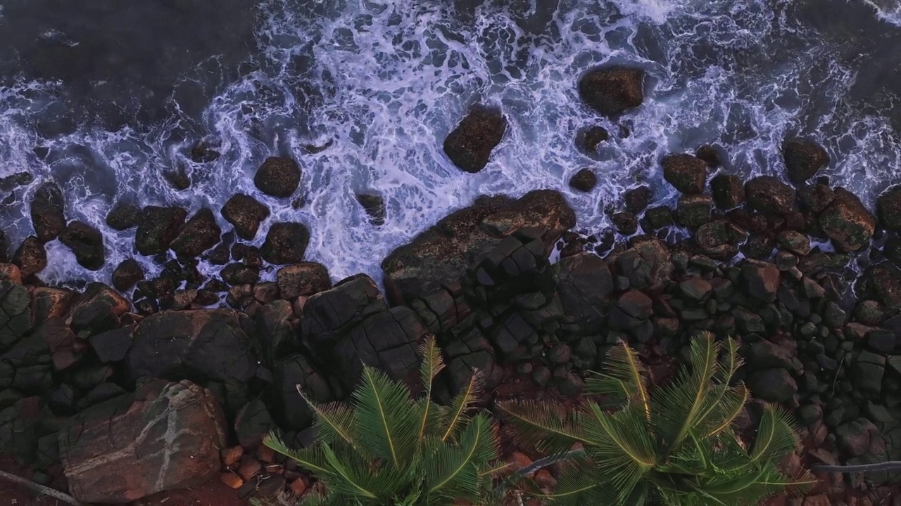 海浪拍打着岩石海岸的慢动作视频素材