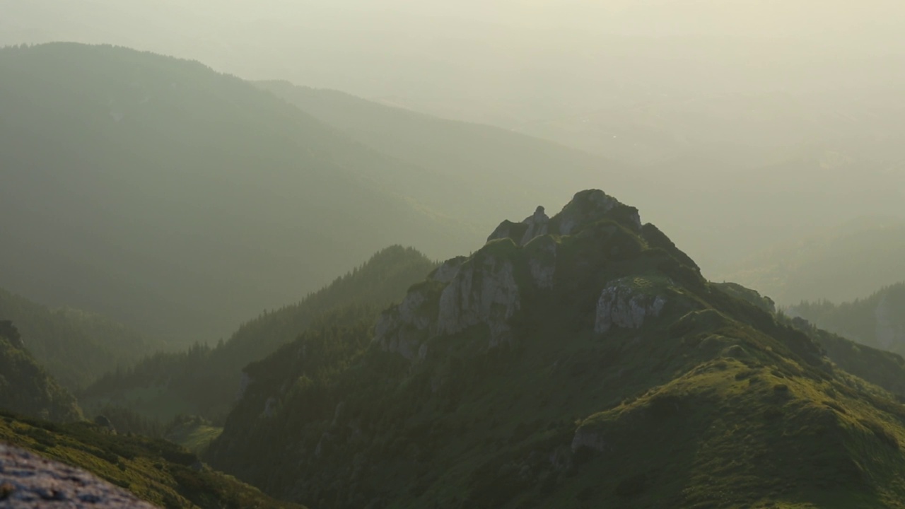 高清晰度的雾天日出时的山峰视频素材