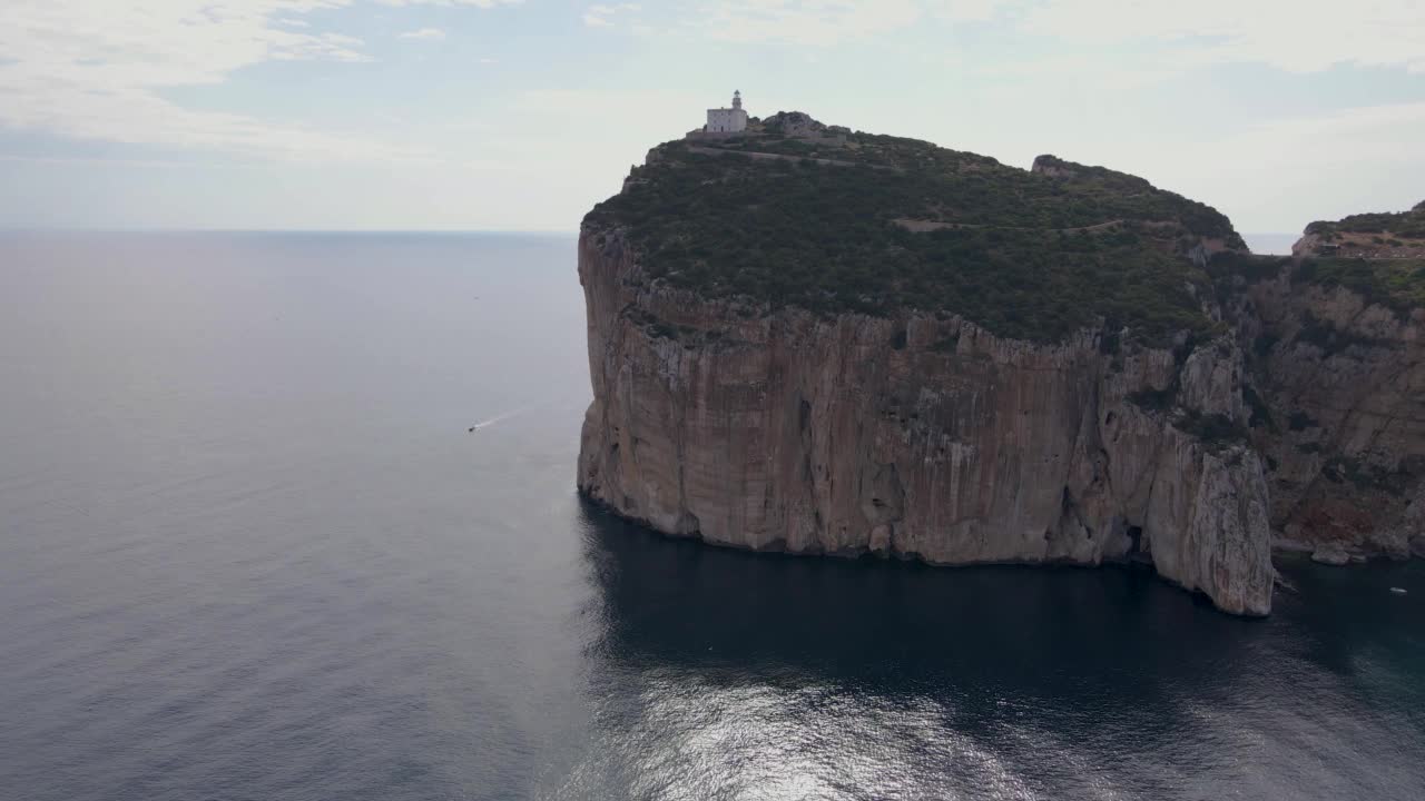 撒丁岛海岸线悬崖的鸟瞰图，顶部有一个被森林包围的天文台视频素材