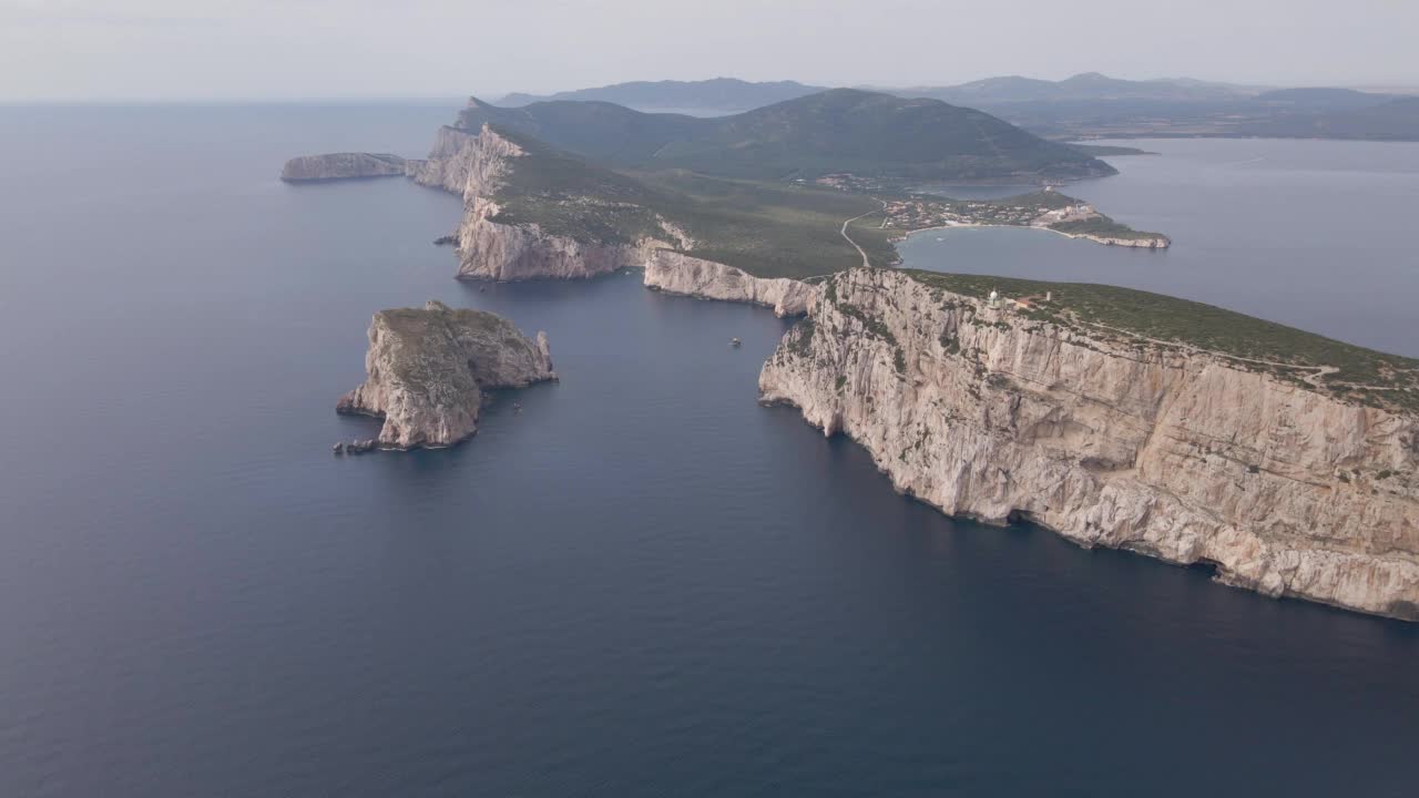 撒丁岛的鸟瞰图，宁静的大海中有美丽的礁石浅滩视频素材