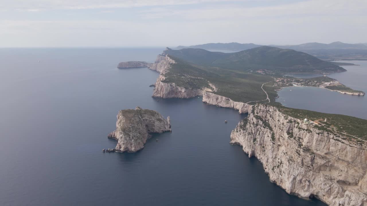 撒丁岛的鸟瞰图，宁静的大海中有美丽的礁石浅滩视频素材