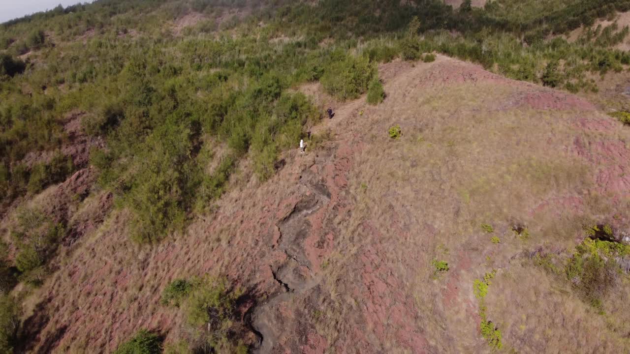 航拍巴图尔山的人们徒步下山视频素材