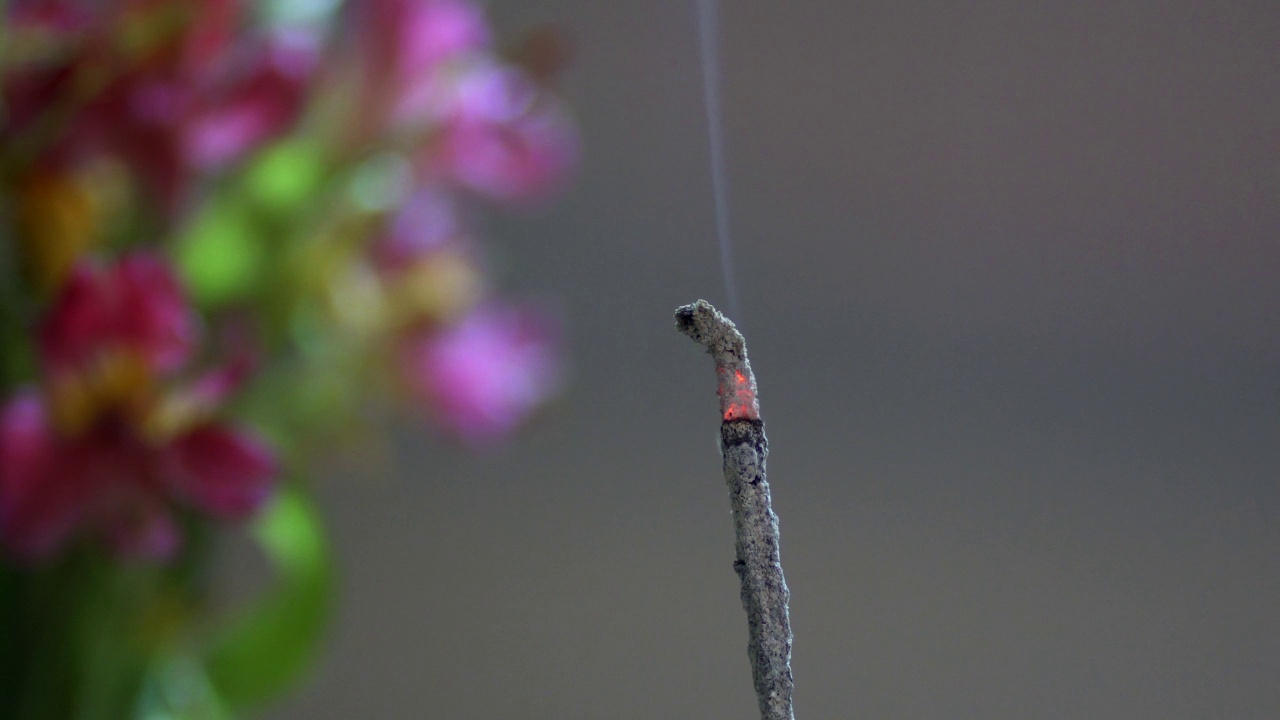 模糊的背景中烧香视频素材