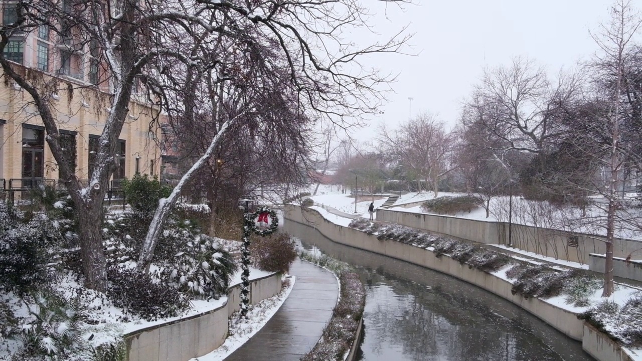 冬天下雪时的城市风景——高清拍摄视频素材