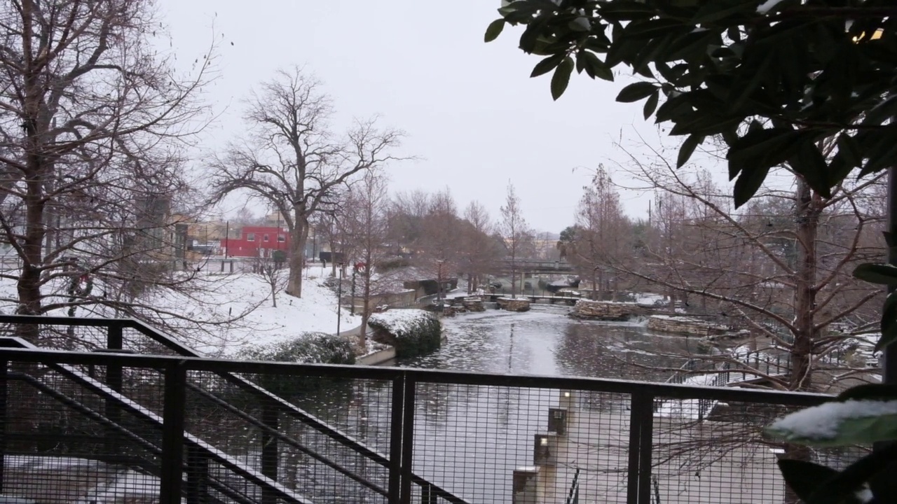 冬天下雪时的城市风景——高清拍摄视频素材