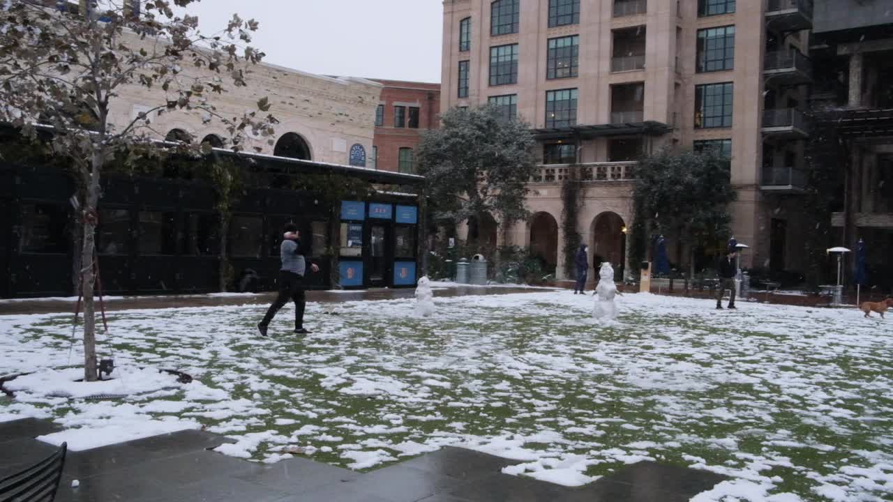 冬天下雪时的城市风景——高清拍摄视频素材