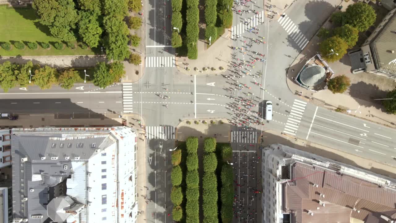 街道上参加自行车马拉松的人们的鸟瞰图视频素材