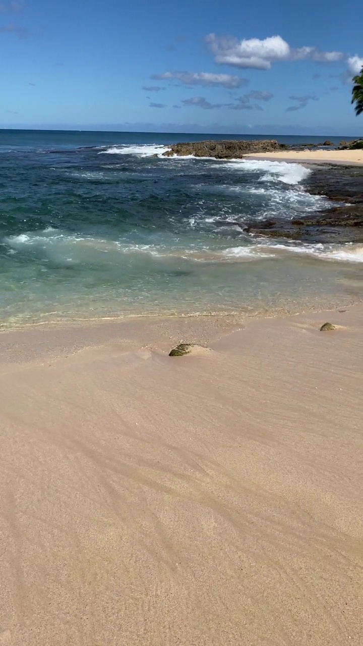 夏威夷考艾岛海滩上美丽的海浪视频素材