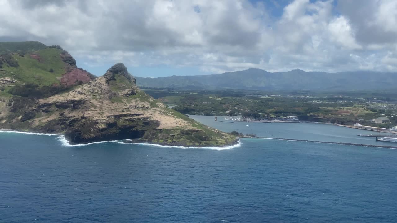 从飞机在考艾岛海岸飞行和降落在利胡厄机场的视野视频素材