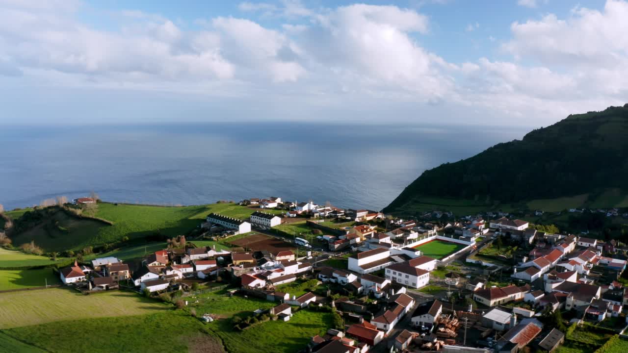 在葡萄牙亚速尔岛的Ilha de Sao Miguel，一座小山的海景视频素材