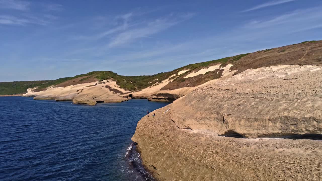 无人机拍摄的撒丁岛一个湖泊的高角度美景视频素材